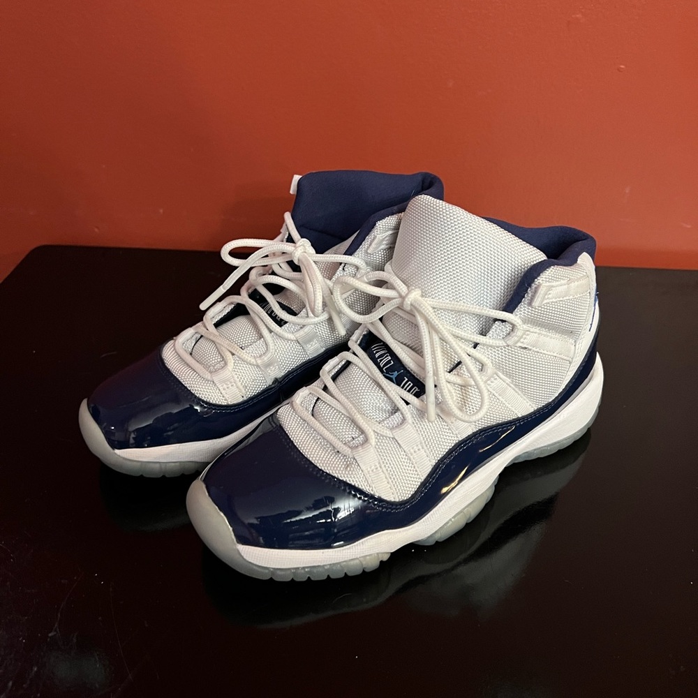 Big kids Jordan retro 11 size 4y